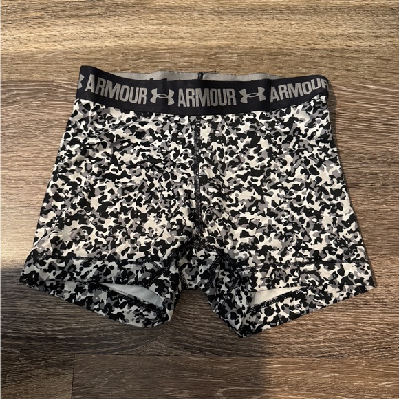 Women’s Under Armour Black and White Camo spandex workout shorts - Picture 1 of 3